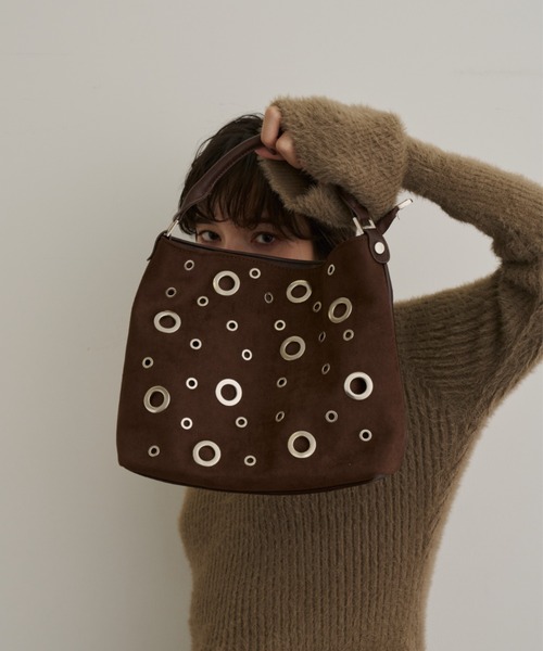 DFFUR.(ディフル)の「メタルアクセントスエードバッグ(ショルダーバッグ・レディース・ブラック/ブラウン・FREE)」の2枚目の写真