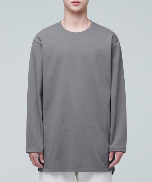 MUSINSA STANDARD（ムシンサスタンダード）の「レイヤードクルーネック長袖Tシャツ_ロング丈 [グレー]（Tシャツ/カットソー・メンズ・その他・SMALL/MEDIUM）」の2枚目の写真