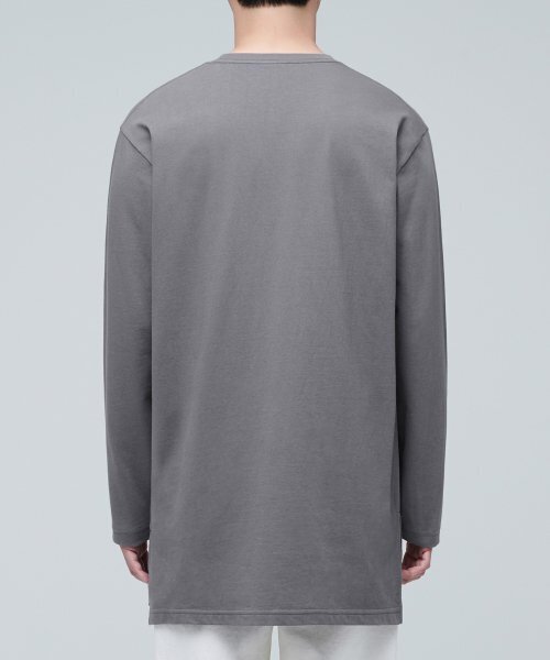 MUSINSA STANDARD（ムシンサスタンダード）の「レイヤードクルーネック長袖Tシャツ_ロング丈 [グレー]（Tシャツ/カットソー・メンズ・その他・SMALL/MEDIUM）」の4枚目の写真