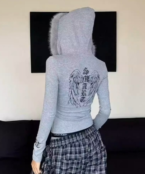 .KOM(ドットコム)の「A'GEM/9 × .kom 『.kom/ドットケーオーエム』 【Y2K】エンジェルウィング刺繍フーディートップス(Tシャツ/カットソー・レディース・グレー/ライトグレー・FREE)」の6枚目の写真