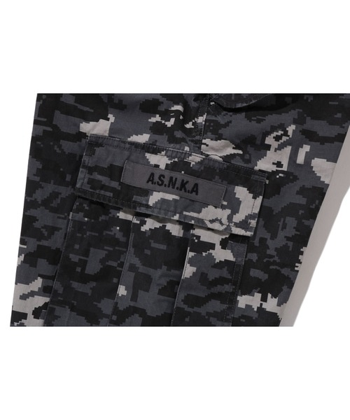 A BATHING APE（アベイシングエイプ）の「MULTI PIXEL CAMO M-65 CARGO PANTS（その他パンツ・メンズ・ブラック/グリーン・LARGE/SMALL/MEDIUM）」の5枚目の写真