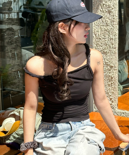 ARI(アリ)の「COS TWISTED SHIRRLING TOP / BLACK(Tシャツ/カットソー・レディース・ブラック・FREE)」の1枚目の写真