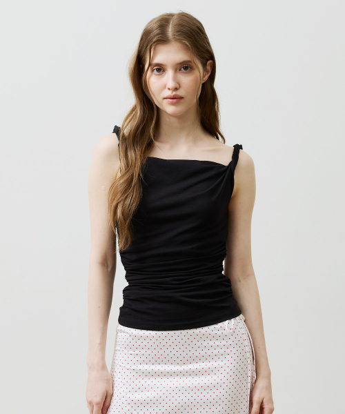 ARI(アリ)の「COS TWISTED SHIRRLING TOP / BLACK(Tシャツ/カットソー・レディース・ブラック・FREE)」の2枚目の写真