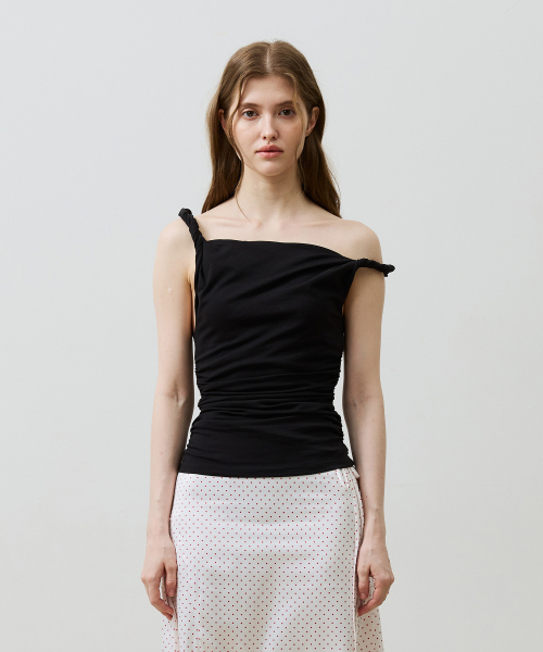 ARI(アリ)の「COS TWISTED SHIRRLING TOP / BLACK(Tシャツ/カットソー・レディース・ブラック・FREE)」の5枚目の写真