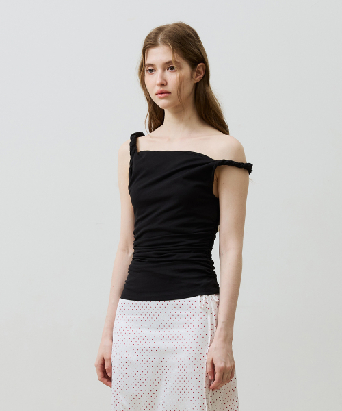 ARI(アリ)の「COS TWISTED SHIRRLING TOP / BLACK(Tシャツ/カットソー・レディース・ブラック・FREE)」の6枚目の写真