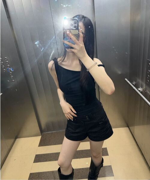 ARI(アリ)の「COS TWISTED SHIRRLING TOP / BLACK(Tシャツ/カットソー・レディース・ブラック・FREE)」の8枚目の写真