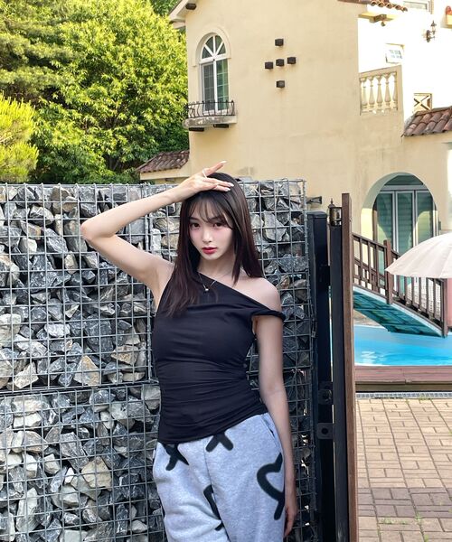 ARI(アリ)の「COS TWISTED SHIRRLING TOP / BLACK(Tシャツ/カットソー・レディース・ブラック・FREE)」の11枚目の写真