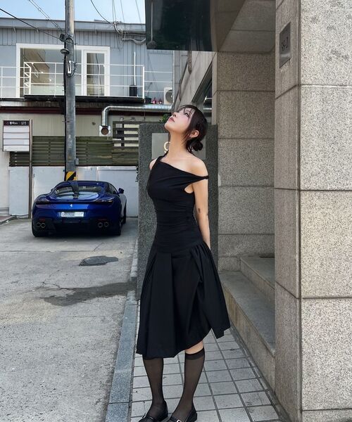 ARI(アリ)の「COS TWISTED SHIRRLING TOP / BLACK(Tシャツ/カットソー・レディース・ブラック・FREE)」の13枚目の写真