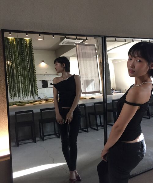 ARI(アリ)の「COS TWISTED SHIRRLING TOP / BLACK(Tシャツ/カットソー・レディース・ブラック・FREE)」の15枚目の写真