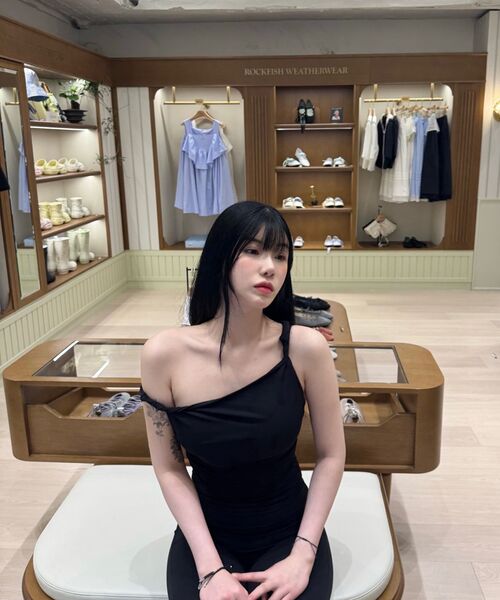 ARI(アリ)の「COS TWISTED SHIRRLING TOP / BLACK(Tシャツ/カットソー・レディース・ブラック・FREE)」の16枚目の写真
