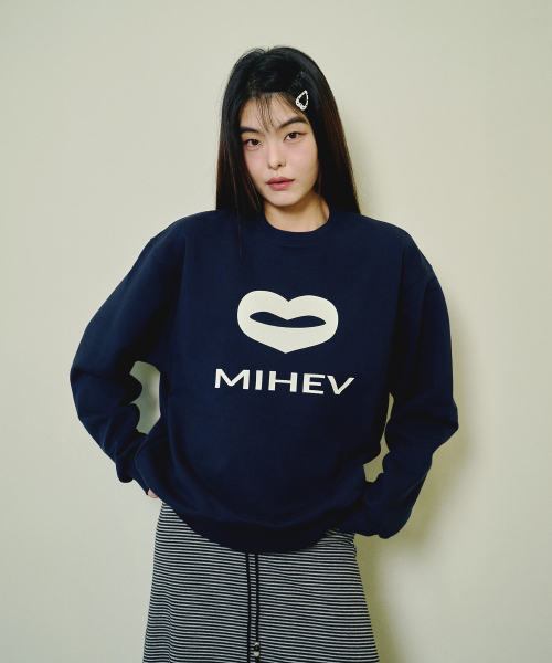 MIHEV（ミヘブ）の「[ユニセックス] ビッグクラシックロゴスウェットシャツネイビー（スウェット・レディース・その他・FREE）」の2枚目の写真