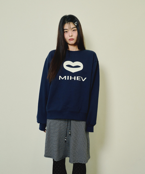 MIHEV（ミヘブ）の「[ユニセックス] ビッグクラシックロゴスウェットシャツネイビー（スウェット・レディース・その他・FREE）」の3枚目の写真