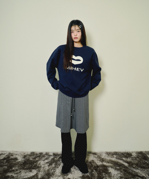 MIHEV（ミヘブ）の「[ユニセックス] ビッグクラシックロゴスウェットシャツネイビー（スウェット・レディース・その他・FREE）」の4枚目の写真