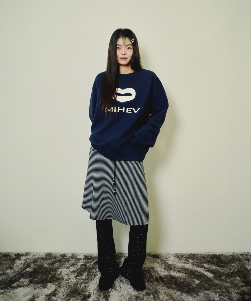 MIHEV（ミヘブ）の「[ユニセックス] ビッグクラシックロゴスウェットシャツネイビー（スウェット・レディース・その他・FREE）」の5枚目の写真