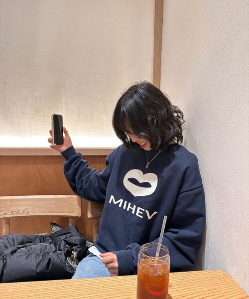 MIHEV（ミヘブ）の「[ユニセックス] ビッグクラシックロゴスウェットシャツネイビー（スウェット・レディース・その他・FREE）」の8枚目の写真
