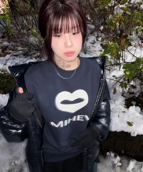 MIHEV（ミヘブ）の「[ユニセックス] ビッグクラシックロゴスウェットシャツネイビー（スウェット・レディース・その他・FREE）」の11枚目の写真