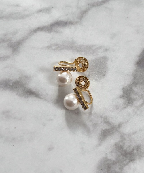 yu-ka(ユーカ)の「YU-KA:パールデザインイヤリング Pearl design earring(イヤリング・レディース・ゴールド・FREE)」の3枚目の写真