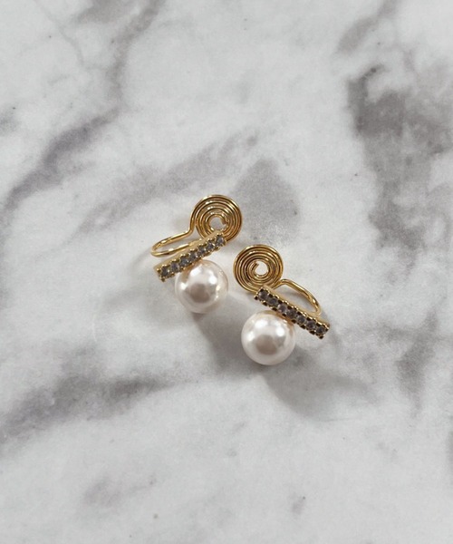 yu-ka(ユーカ)の「YU-KA:パールデザインイヤリング Pearl design earring(イヤリング・レディース・ゴールド・FREE)」の4枚目の写真
