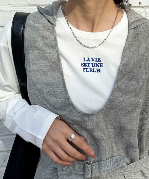 fredy emue(フレディエミュ)の「ワンポイント刺繍ロゴロンTシャツ(Tシャツ/カットソー・レディース・オフホワイト/チャコールグレー・38)」の1枚目の写真