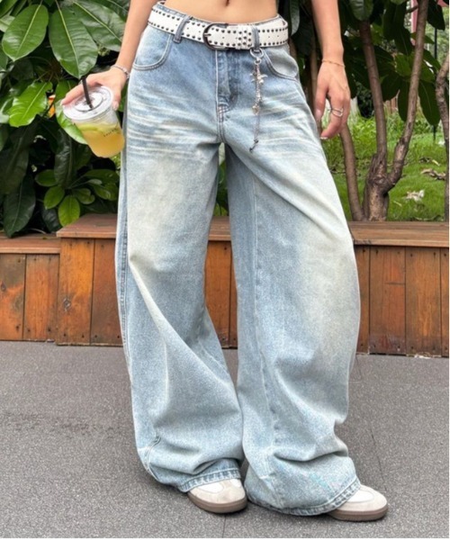 ＆soiree（アンドソワレ）の「バックループ刺繍デニムパンツ（デニムパンツ・レディース・ブルー・X-LARGE/LARGE/MEDIUM/SMALL/X-SMALL）」の2枚目の写真