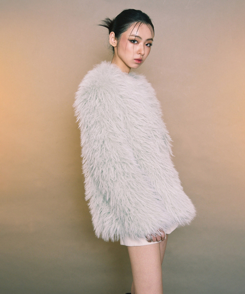 A.R.U(エイアールユー)の「CLOUDY FAUX FUR COAT(ムートンコート・レディース・カーキ/イエロー/ミント・FREE)」の4枚目の写真
