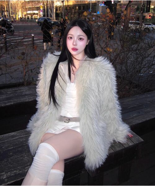 A.R.U(エイアールユー)の「CLOUDY FAUX FUR COAT(ムートンコート・レディース・カーキ/イエロー/ミント・FREE)」の8枚目の写真
