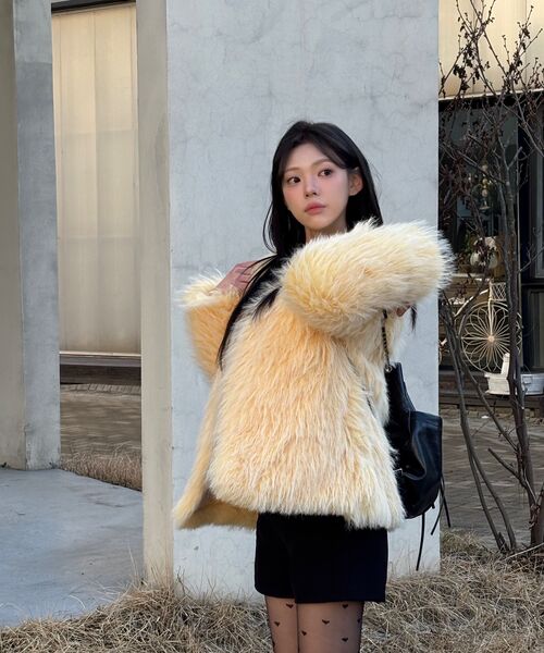 A.R.U(エイアールユー)の「CLOUDY FAUX FUR COAT(ムートンコート・レディース・カーキ/イエロー/ミント・FREE)」の7枚目の写真