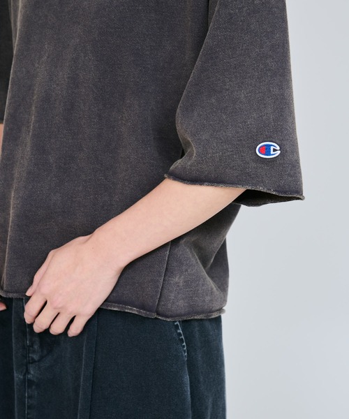 Champion(チャンピオン)の「【Champion/チャンピオン】レディース ショートスリーブクルーネックスウェットシャツ(スウェット・レディース・ブラック系その他/ダークブラウン/ネイビー系1・LARGE/MEDIUM)」の6枚目の写真
