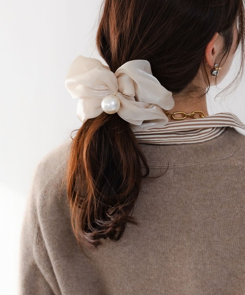 Elura（エルーラ）の「パール付きシュシュ/643002（シュシュ・レディース・ベージュ/ブラック・FREE）」の2枚目の写真