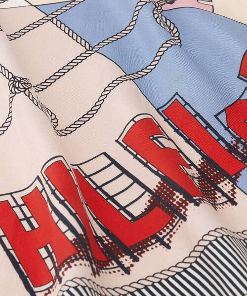 TOMMY HILFIGER(トミーヒルフィガー)の「フラッグフローラルシルクラージスクエアスカーフ(マフラー・レディース・レッド・FREE)」の2枚目の写真