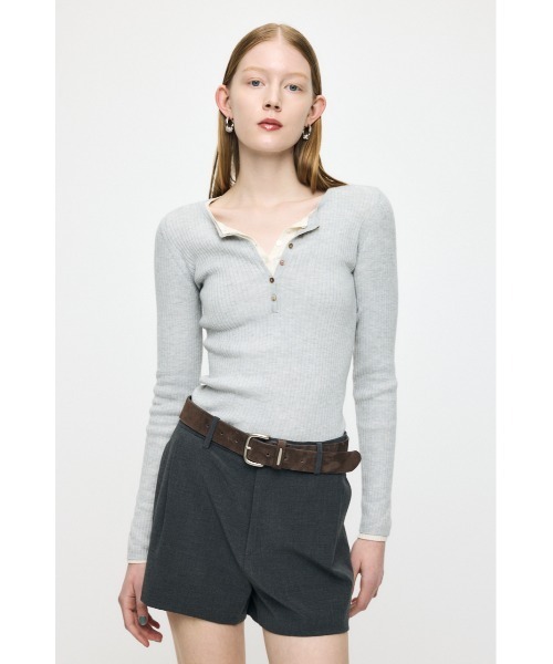 MOUSSY(マウジー)の「【26年SS新作】CALM TOUCH HENRY NECK トップス(ニット/セーター・レディース・ライトピンク/オフホワイト/杢グレー/ダークネイビー・FREE)」の2枚目の写真