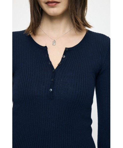 MOUSSY(マウジー)の「【26年SS新作】CALM TOUCH HENRY NECK トップス(ニット/セーター・レディース・ライトピンク/オフホワイト/杢グレー/ダークネイビー・FREE)」の12枚目の写真