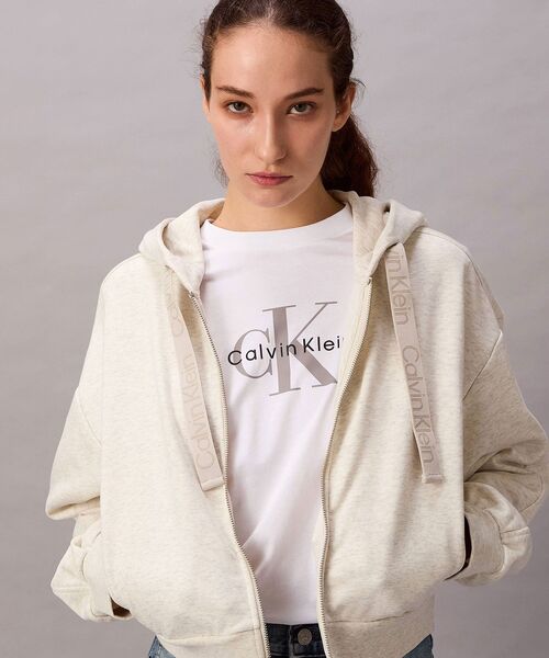 Calvin Klein(カルバン・クライン)の「フルジップフーデッドロングスリーブテリースウェット(スウェット・レディース・グレー系その他/ブラック・XS/M/S)」の1枚目の写真