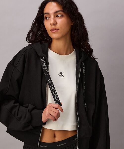 Calvin Klein(カルバン・クライン)の「フルジップフーデッドロングスリーブテリースウェット(スウェット・レディース・グレー系その他/ブラック・XS/M/S)」の10枚目の写真