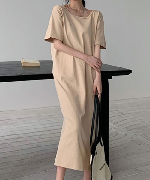 SallyLunn(サリーラン)の「バックオープン チェーンデザイン ロングワンピース(ワンピース・レディース・ベージュ/ブラック・LARGE/MEDIUM)」の1枚目の写真