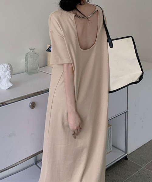 SallyLunn(サリーラン)の「バックオープン チェーンデザイン ロングワンピース(ワンピース・レディース・ベージュ/ブラック・LARGE/MEDIUM)」の5枚目の写真