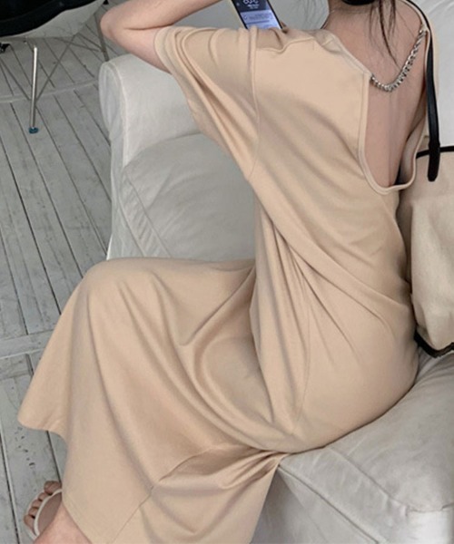 SallyLunn(サリーラン)の「バックオープン チェーンデザイン ロングワンピース(ワンピース・レディース・ベージュ/ブラック・LARGE/MEDIUM)」の6枚目の写真