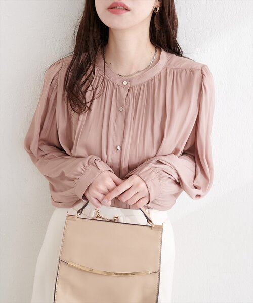 natural couture(ナチュラルクチュール)の「マット釦とろみサテンブラウス(シャツ/ブラウス・レディース・オフホワイト/グレイッシュベージュ/ピンクベージュ/サックスブルー/ピンク/ラベンダー/チャコールグレー・FREE)」の7枚目の写真