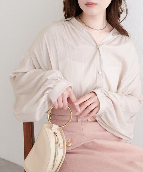 natural couture(ナチュラルクチュール)の「マット釦とろみサテンブラウス(シャツ/ブラウス・レディース・オフホワイト/グレイッシュベージュ/ピンクベージュ/サックスブルー/ピンク/ラベンダー/チャコールグレー・FREE)」の2枚目の写真