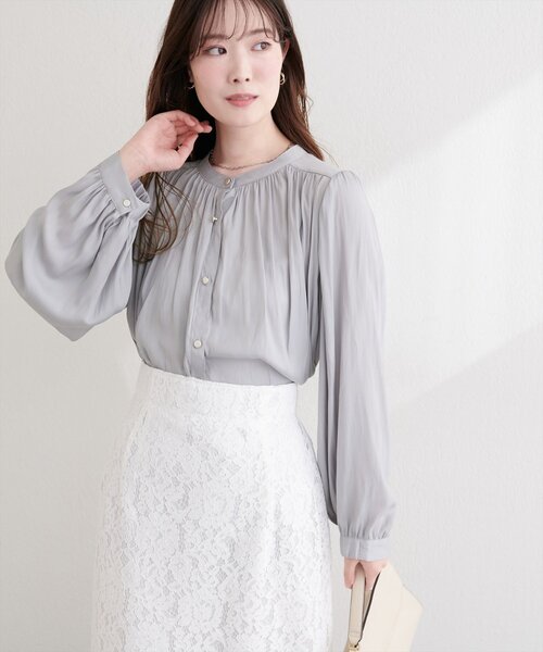 natural couture(ナチュラルクチュール)の「マット釦とろみサテンブラウス(シャツ/ブラウス・レディース・オフホワイト/グレイッシュベージュ/ピンクベージュ/サックスブルー/ピンク/ラベンダー/チャコールグレー・FREE)」の5枚目の写真