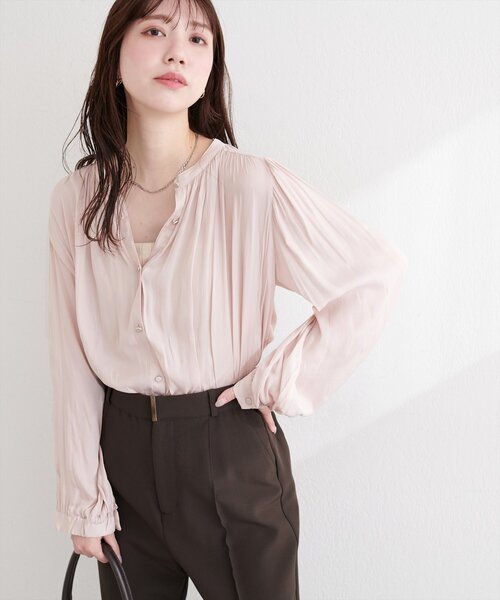 natural couture(ナチュラルクチュール)の「マット釦とろみサテンブラウス(シャツ/ブラウス・レディース・オフホワイト/グレイッシュベージュ/ピンクベージュ/サックスブルー/ピンク/ラベンダー/チャコールグレー・FREE)」の6枚目の写真