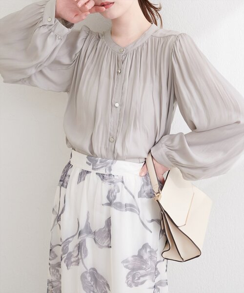 natural couture(ナチュラルクチュール)の「マット釦とろみサテンブラウス(シャツ/ブラウス・レディース・オフホワイト/グレイッシュベージュ/ピンクベージュ/サックスブルー/ピンク/ラベンダー/チャコールグレー・FREE)」の4枚目の写真