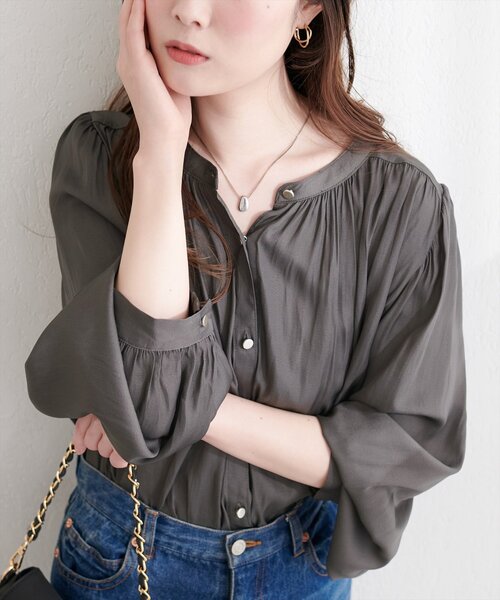 natural couture(ナチュラルクチュール)の「マット釦とろみサテンブラウス(シャツ/ブラウス・レディース・オフホワイト/グレイッシュベージュ/ピンクベージュ/サックスブルー/ピンク/ラベンダー/チャコールグレー・FREE)」の3枚目の写真