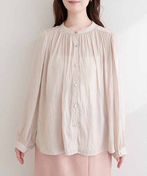 natural couture(ナチュラルクチュール)の「マット釦とろみサテンブラウス(シャツ/ブラウス・レディース・オフホワイト/グレイッシュベージュ/ピンクベージュ/サックスブルー/ピンク/ラベンダー/チャコールグレー・FREE)」の8枚目の写真