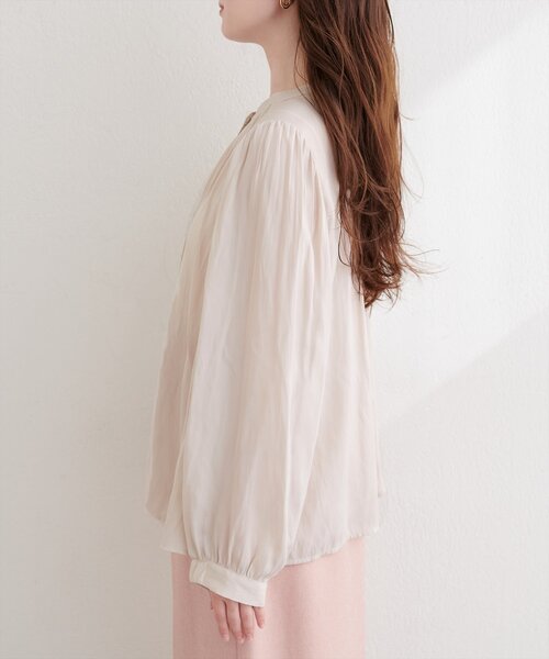 natural couture(ナチュラルクチュール)の「マット釦とろみサテンブラウス(シャツ/ブラウス・レディース・オフホワイト/グレイッシュベージュ/ピンクベージュ/サックスブルー/ピンク/ラベンダー/チャコールグレー・FREE)」の9枚目の写真