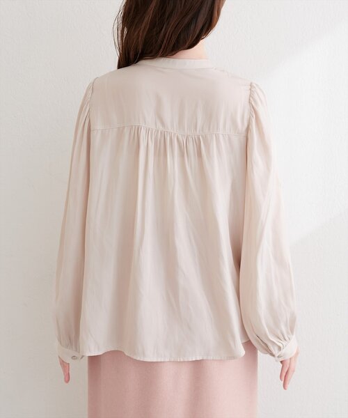 natural couture(ナチュラルクチュール)の「マット釦とろみサテンブラウス(シャツ/ブラウス・レディース・オフホワイト/グレイッシュベージュ/ピンクベージュ/サックスブルー/ピンク/ラベンダー/チャコールグレー・FREE)」の10枚目の写真