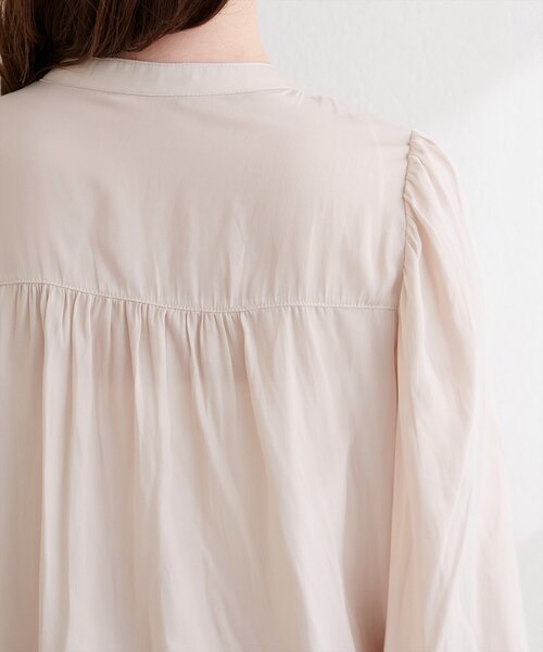 natural couture(ナチュラルクチュール)の「マット釦とろみサテンブラウス(シャツ/ブラウス・レディース・オフホワイト/グレイッシュベージュ/ピンクベージュ/サックスブルー/ピンク/ラベンダー/チャコールグレー・FREE)」の12枚目の写真