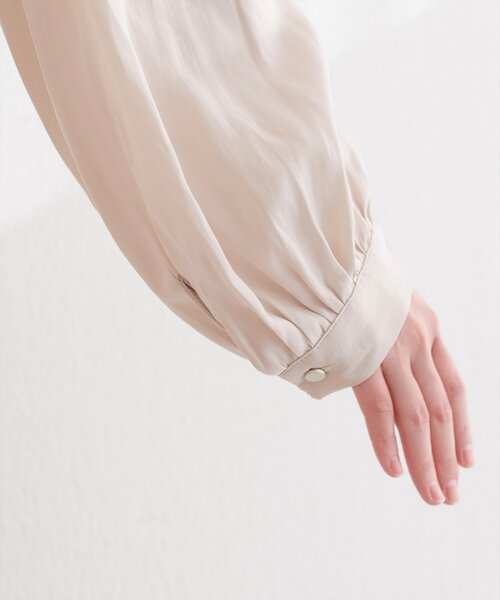 natural couture(ナチュラルクチュール)の「マット釦とろみサテンブラウス(シャツ/ブラウス・レディース・オフホワイト/グレイッシュベージュ/ピンクベージュ/サックスブルー/ピンク/ラベンダー/チャコールグレー・FREE)」の14枚目の写真