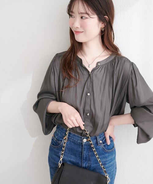 natural couture(ナチュラルクチュール)の「マット釦とろみサテンブラウス(シャツ/ブラウス・レディース・オフホワイト/グレイッシュベージュ/ピンクベージュ/サックスブルー/ピンク/ラベンダー/チャコールグレー・FREE)」の16枚目の写真