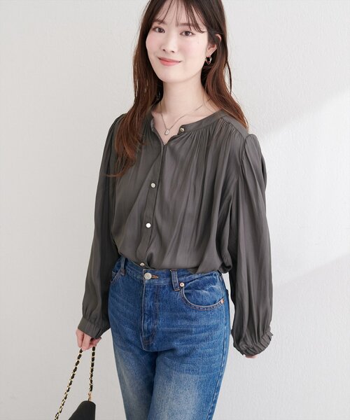 natural couture(ナチュラルクチュール)の「マット釦とろみサテンブラウス(シャツ/ブラウス・レディース・オフホワイト/グレイッシュベージュ/ピンクベージュ/サックスブルー/ピンク/ラベンダー/チャコールグレー・FREE)」の17枚目の写真